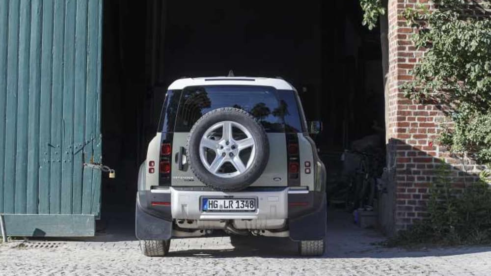 land rover defender: nichts h01lt ihn auf