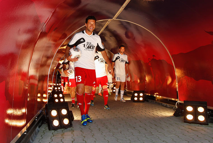 Michael Ballack hat zum Abschiedsspiel eingeladen. Nach 98 Länderspielen (1999-2010), 267 Bundesliga-Spielen und 105 Spielen in der Premier League hört der Capitano als akiver Fußabller auf.
