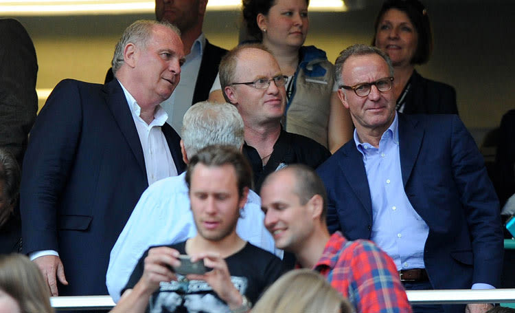 Der FC Bayern München, wo Ballack vier Jahre unter Vertrag stand, war natürlich auch vertreten. Uli Hoeneß und Karl-Heinz Rummenigge posierten gerne für "Fotojäger".