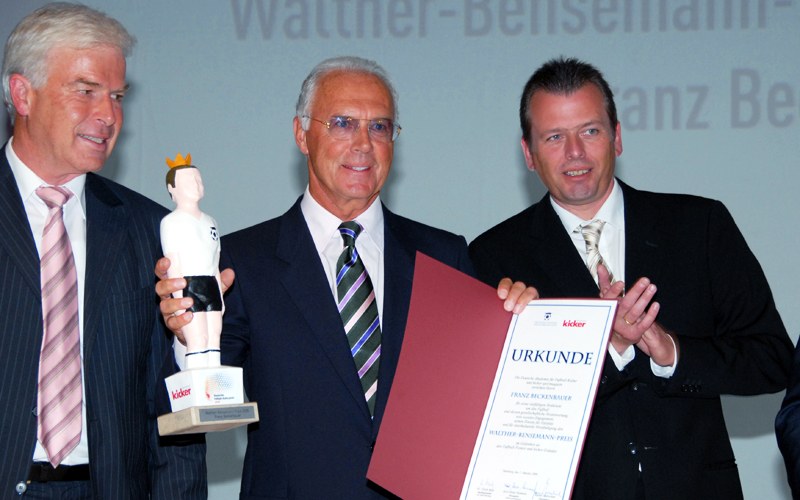 Franz Beckenbauer, in der Mitte zwischen dem damaligen kicker-Chefredakteur Rainer Holzschuh (li.) und Nürnbergs Oberbürgermeister Dr. Ulrich Maly