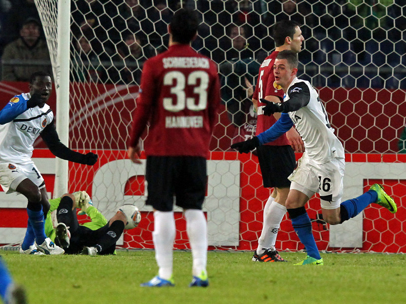 Maxime Lestienne (re.) freut sich tierisch &#252;ber das 1:0 