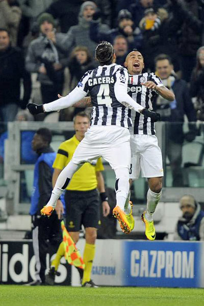 Freudenspr&#252;nge: Vidal (hinten) und Kollege Martin Caceres beim Torjubel.