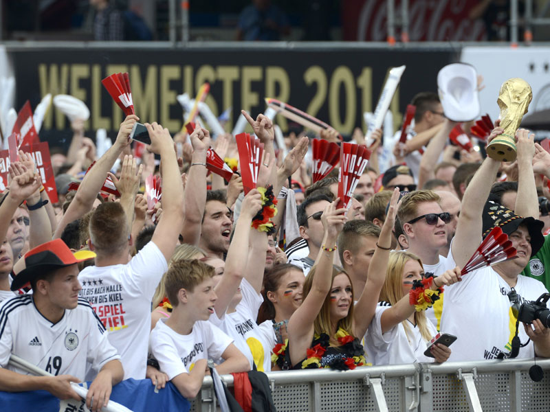 Bereits um 7 Uhr &#246;ffnete die Berliner Fanmeile ihre Pforten, seither pilgern tausende Fans an das Brandenburger Tor um die WM-Helden zu empfangen.