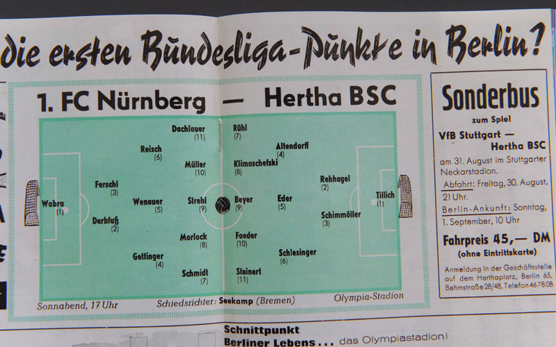 Hertha BSC ist einer der Gr&#252;ndungs-Teilnehmer der neu geschaffenen Bundesliga und spielt zum Auftakt der Premieren-Saison 1:1 gegen den 1. FC N&#252;rnberg - auf Berliner Seite mit dabei: Verteidiger Otto Rehhagel, der sehr viel sp&#228;ter (2012) als Trainer zu Hertha zur&#252;ckkehrt. Weil das bisherige Stadion &quot;Die Plumpe&quot; am Gesundbrunnen nach fast vier Jahrzehnten als Heimst&#228;tte nicht die Voraussetzungen f&#252;r die Bundesliga erf&#252;llt, zieht Hertha ins Olympiastadion um und spielt dort bis heute.