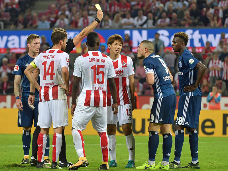 Nach dem 1:2-Anschlusstreffer der K&#246;lner am zweiten Spieltag gegen Hamburg sinkt HSV-Verteidiger Kyriakos Papadopoulos im Get&#252;mmel theatralisch zu Boden. Die Szene wird vom Videoschiedsrichter &#252;berpr&#252;ft, der Defensivmann sieht anschlie&#223;end Gelb f&#252;r Schwalbe. 