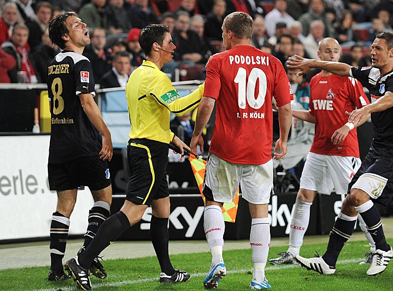 Christian Eichner (li.) streitet mit Lukas Podolski (Nr. 10)
