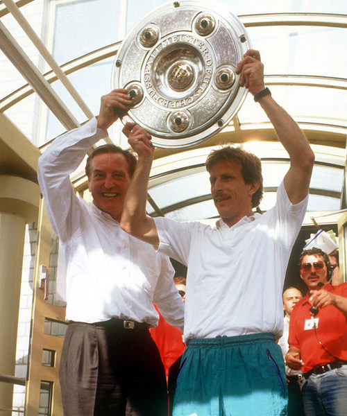 Gerhard Mayer-Vorfelder (li.) und Christoph Daum feiern den Meistertitel 1992