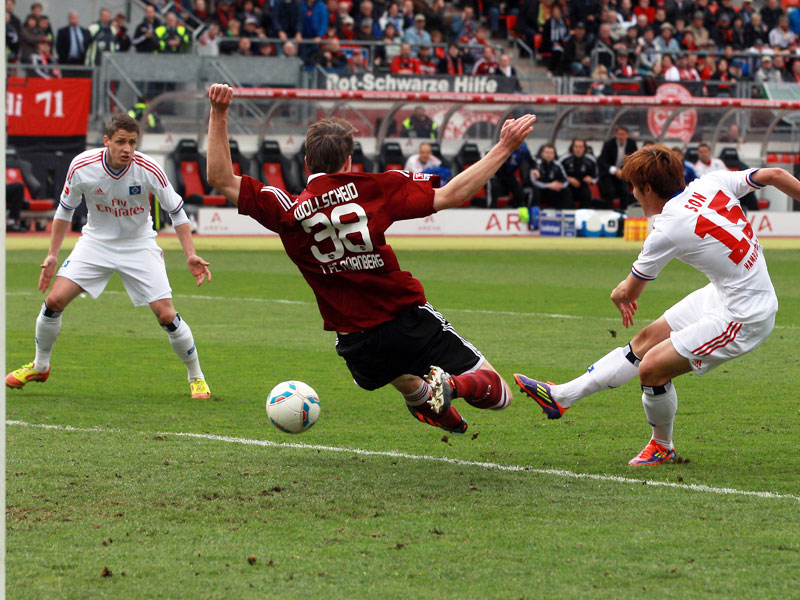 Heung-Min Son (re.), Philipp Wollscheid (Mi.)