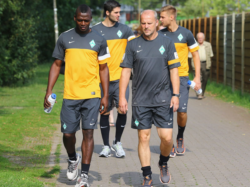 Werder-Neuzugang Assani Lukimya (li.) mit Trainer Thomas Schaaf auf dem Weg zum ersten Training. 