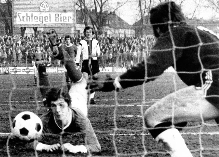Es &#252;berrascht auch wenig, dass Klaus Fischer der Topmann auf Schalke ist, was seine ersten 100 Spiele angeht - 65 Tore sollten es sein. Doch er startete in den 70er Jahren nicht nur bei seinen ersten Spielen durch. F&#252;r Schalke lief er 295-mal auf und erzielte sagenhafte 182 Treffer.