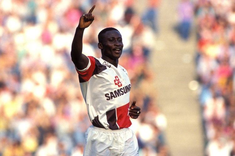 Anthony Yeboah startete Anfang der 90er Jahre bei Eintracht Frankfurt durch. In der Saison 1992/93 gewann er mit 20 Toren (gemeinsam mit Ulf Kirsten) die kicker-Torj&#228;gerkanone. Nach 100 Spielen hatte er wie Bobic 55 Tore erzielt.