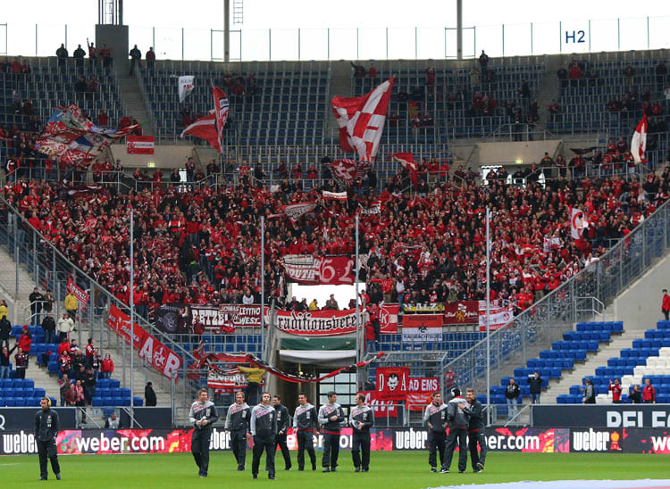 Rund 3000 Fans aus Kaiserslautern haben offiziell Karten bekommen f&#252;r das 1. Relegationsspiel in Hoffenheim. Der Anhang war schon fr&#252;h im Stadion, um das Team in Empfang zu nehmen.