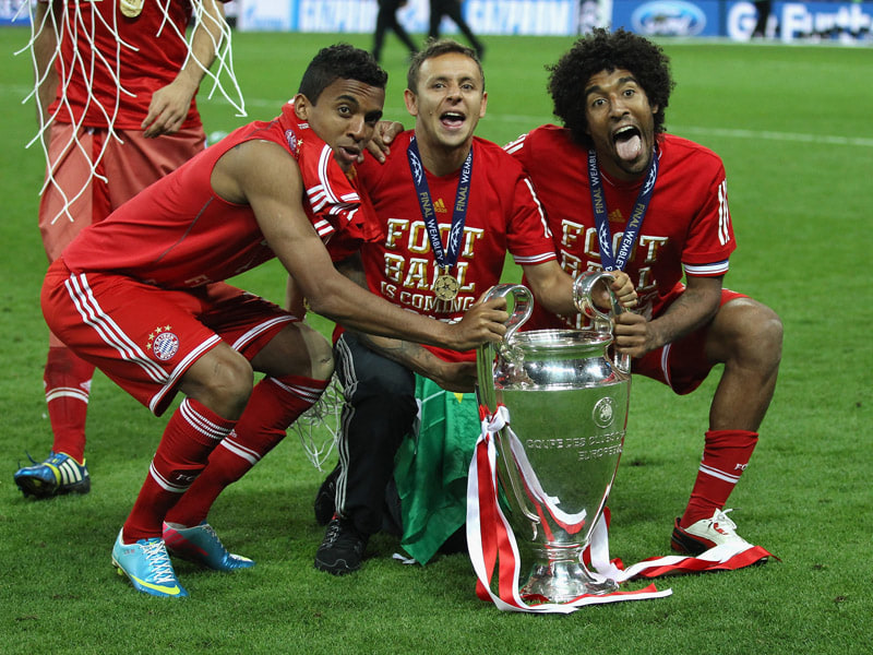 Luiz Gustavo (hier mit dem Champions-League-Pokal, Rafinha und Dante)