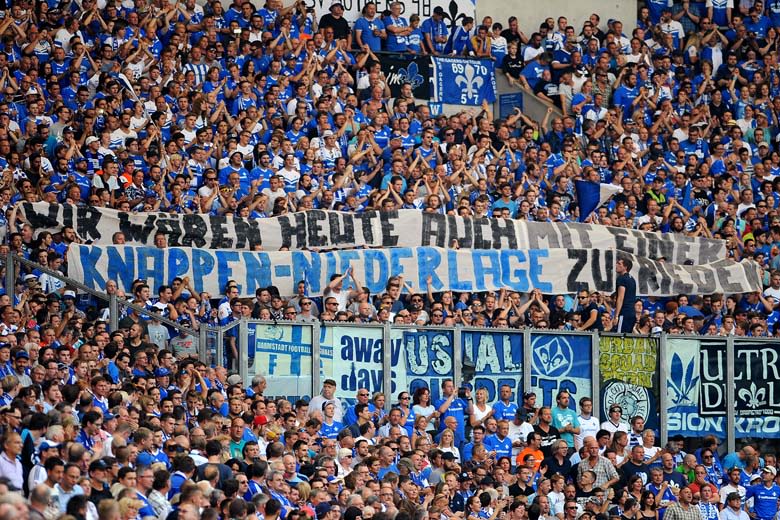 Plakat im Darmstadt-Block beim Spiel auf Schalke