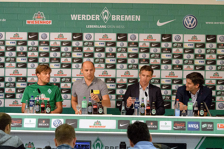 Bereits am Freitag fand beim SV Werder Bremen der Trainingsauftakt statt. Zun&#228;chst richteten Kapit&#228;n Clemens Fritz, Cheftrainer Viktor Skripnik und Gesch&#228;ftsf&#252;hrer Frank Baumann (v.l.) auf der Pressekonferenz einige Worte an die Presse, bevor anschlie&#223;end unter Ausschluss der &#214;ffentlichkeit mehrere Leistungstests auf dem Programm standen. 