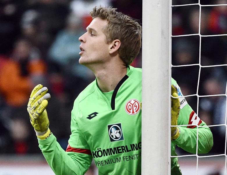 Mainz&apos; Torwart Jonas L&#246;ssl nach dem 2:0-Sieg gegen den FC Augsburg