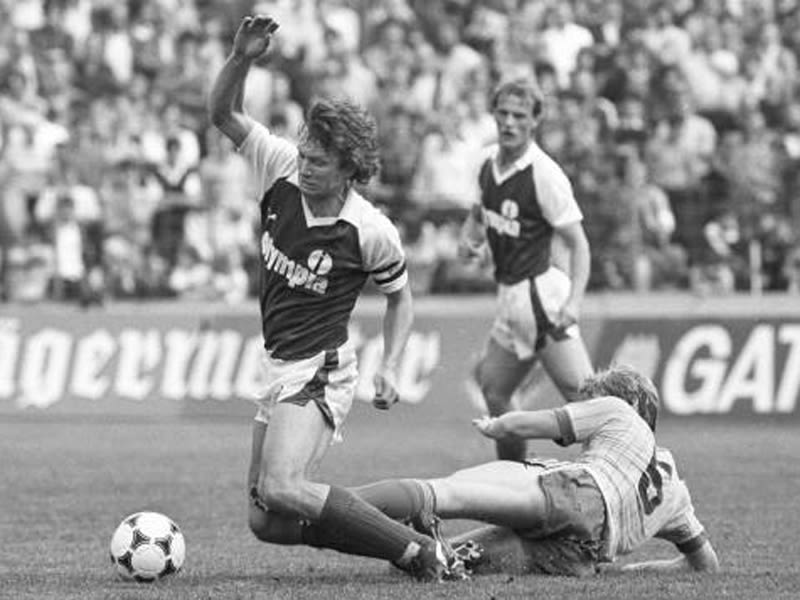 Von M&#252;nster wechselte M&#246;hlmann 1978 zu Werder Bremen. An der Weser absolvierte er 267  Spiele (46 Tore) und wurde Kapit&#228;n. &#220;ber seinen Bremer Trainer sagte M&#246;hlmann im aktuellen <i>kicker</i>: &quot;Rehhagel hat ein Klima geschaffen, in dem vom Zeugwart bis zum Manager jeder jeden respektiert hat.&quot;  Otto Rehhagel liegt mit 1088 Bundesliga-Eins&#228;tzen als Spieler und Trainer &#252;brigens noch vor M&#246;hlmann. An der Spitze der Rangliste steht Friedhelm Funkel (1133 Eins&#228;tze).