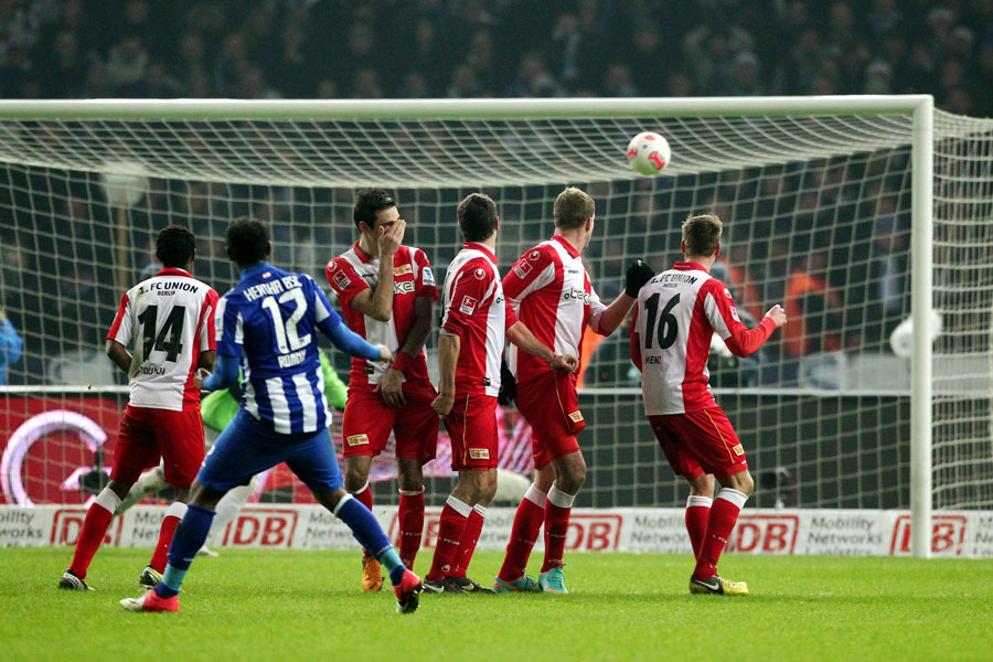 Ronnys Freisto&#223;ball fliegt...