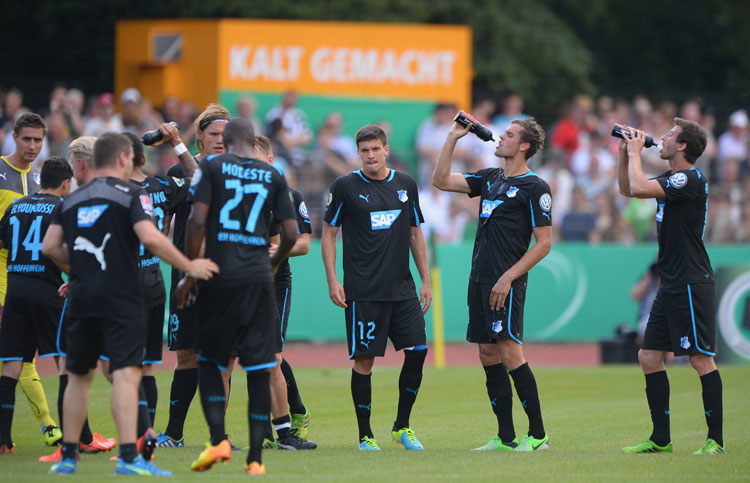 Schwerstabeit bedeutete der Tag f&#252;r alle Spieler. Deswegen hatten die Schiedsrichter ein Einsehen und legten auf allen Pl&#228;tzen Trinkpausen ein.