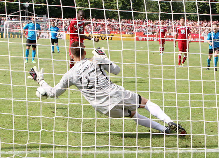 Trotz Hitze blieb Lauterns Goalgetter Idrissou vom Punkt eiskalt und schenkte Neckarsulm per Elfer das 0:1 ein.