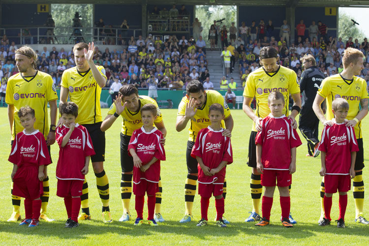 F&#252;r die Kids war es ein unvergesslicher Moment, mit den gro&#223;en Dortmunder Stars einzulaufen.