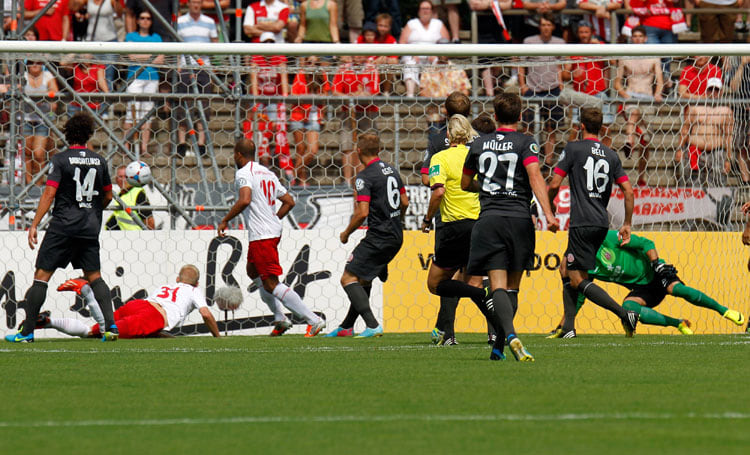 Das Stadion tobt! Nach einem Freisto&#223; ist Kraus zur Stelle und erzielt die K&#246;lner F&#252;hrung. M&#252;ller hatte eine schnelle Antwort parat.