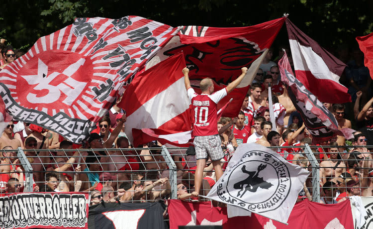 Den Fans vom FC Kaiserslautern konnte die Hitze offenbar nichts anhaben. Trotz tropischer Hitze wurde in Neckarsulm eine Party gefeiert.