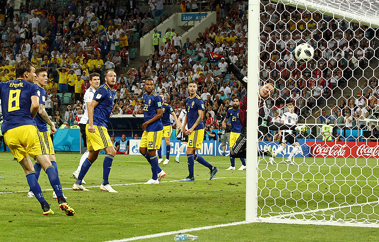 Nur ein Spieler traf in diesem Kalenderjahr schon &#246;fter als einmal: Toni Kroos erzielte als einziger zwei Tore (hier mit seinem Freisto&#223;tor bei der WM gegen Schweden).