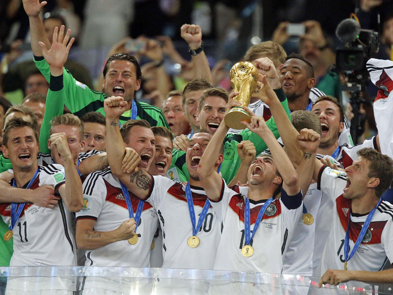 Weltmeister 2014: Lahm reckt den Pokal in den Himmel