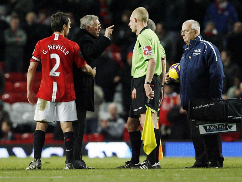 Sir Alex Ferguson spricht nach dem Spiel ein ernstes W&#246;rtchen mit Schiedsrichter Mike Dean