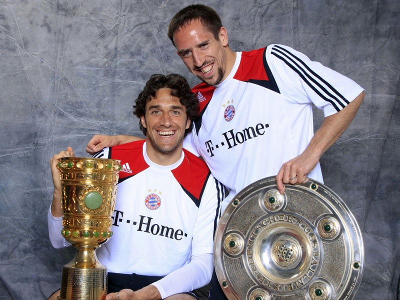 Luca Toni und Franck Ribery posieren mit Pokal und Meisterschaft.