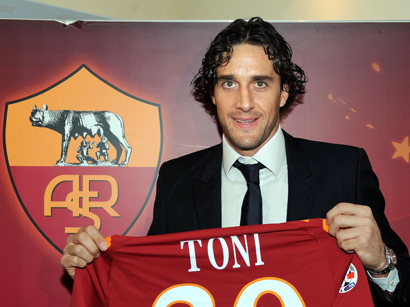 Luca Toni pr&#228;sentiert stolz das Roma-Trikot.