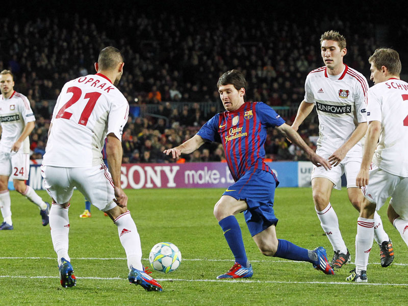 Ohne Chance: Messi d&#252;piert die komplette Hintermannschaft.