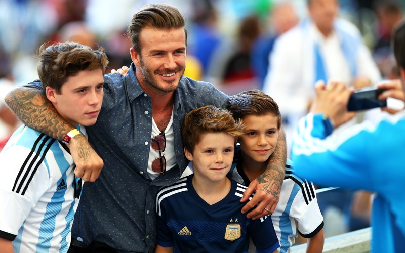 Der Hype um David Beckham ist auch zwei Jahre nach seinem Karriereende ungebrochen. Der fr&#252;here englische Nationalspieler wird jetzt 40 - und geht in der Vater-Rolle auf. Auch beim WM-Finale hatte der Star seine drei S&#246;hne Brooklyn, Cruz und Romeo (v. li. nach re.) dabei.
