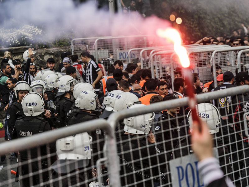 Besiktas-Fans und die Polizei gerieten aneinander.