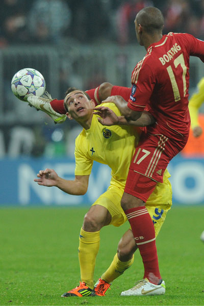 Jerome Boateng (re.) gegen Marco Ruben 