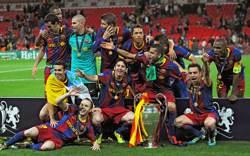 Der FC Barcelona mit dem Champions League-Pokal