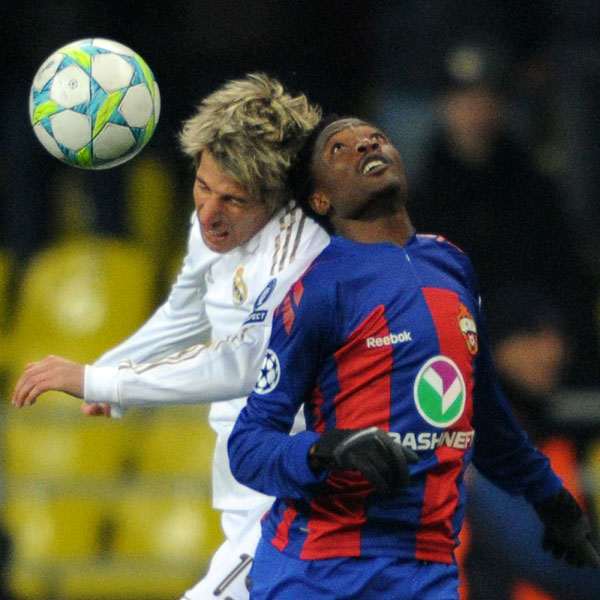 Fabio Coentrao gegen Ahmed Musa (re.)