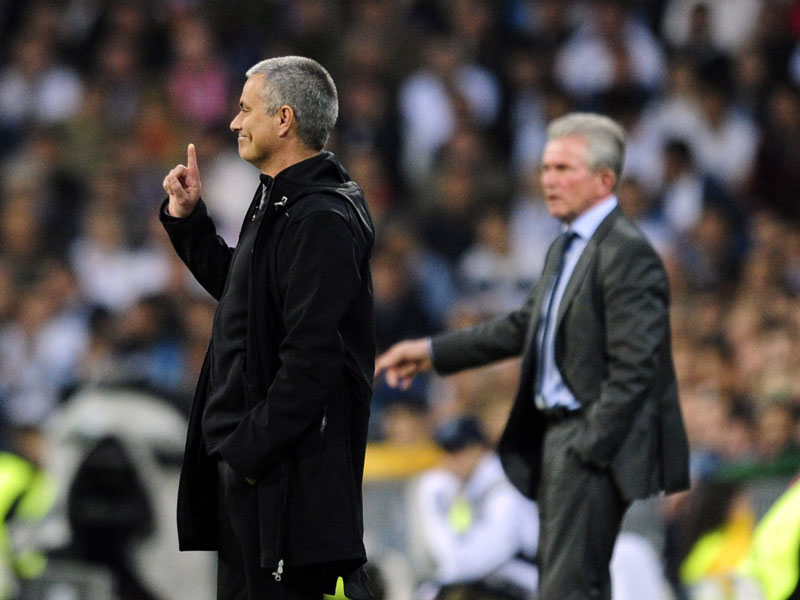 Jos&#233; Mourinho kritisiert s&#252;ffisant eine Entscheidung von Referee Viktor Kassai. Im Hintergrund gibt Jupp Heynckes Anweisungen.