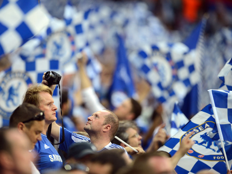 Noch ein wenig skeptisch schauen diese Chelsea-Anh&#228;nger vor dem Spiel. Ein paar Erinnerungsfotos vor dem gro&#223;en Finale, ansonsten banges Warten auf den Anpfiff. 