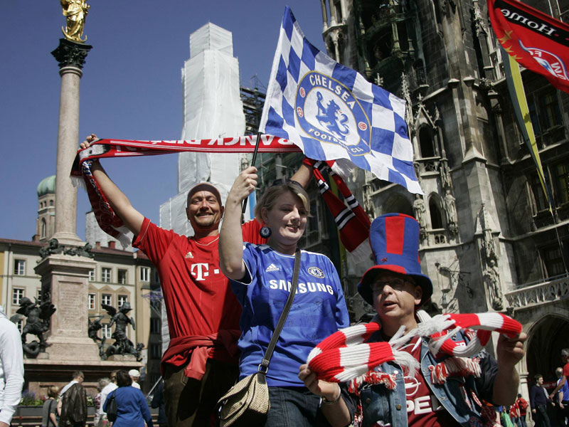 Gefeiert wurde - weitgehend friedlich - von beiden Seiten schon lange vor dem Spiel. Fans der &quot;Roten&quot; und der &quot;Blues&quot; fieberten in der M&#252;nchner Innenstadt dem Finale entgegen. 