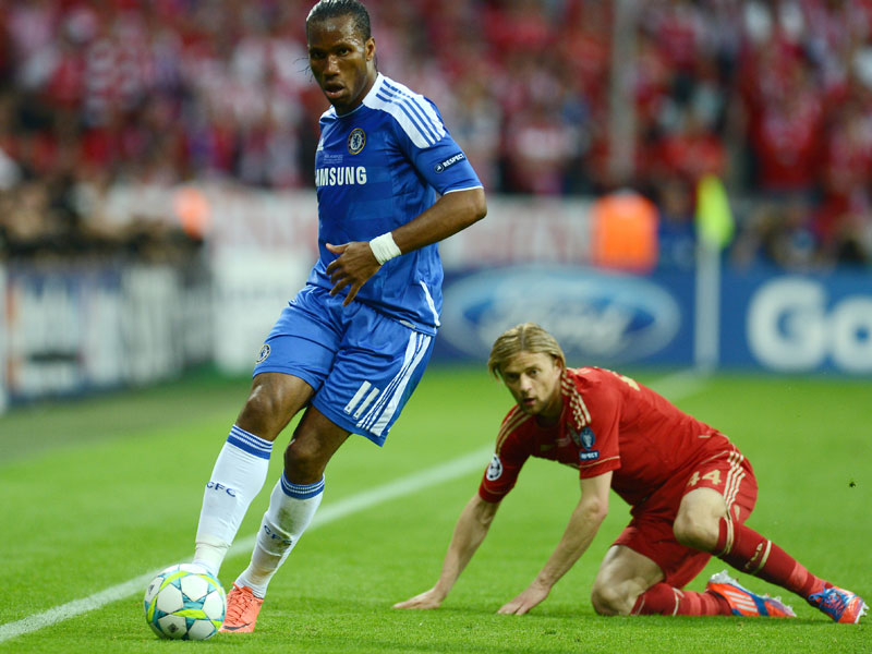 Nur vereinzelt kam Chelsea zu Entlastungsangriffen. Hier enteilt Drogba dem ansonsten stark agierenden Tymoshchuk.  