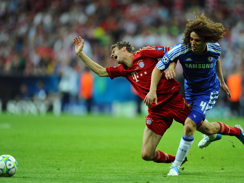 Die Gegenwehr des FC Chelsea war weniger im spielerischen Bereich zu finden: Hier steigt David Luiz hart gegen Thomas M&#252;ller ein.