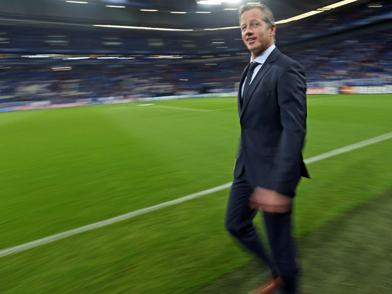 Schalkes Trainer Jens Keller betritt gutgelaunt die Arena - f&#252;r die K&#246;nigsblauen geht es gegen die &quot;Blues&quot; aus Chelsea.