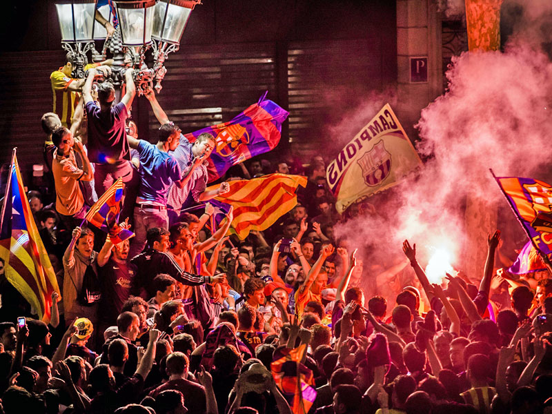 Barcelonas Anh&#228;nger feiern den Triumph am Canaletes-Brunnen.