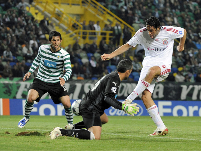 Luca Toni (re.) trifft in Lissabon.