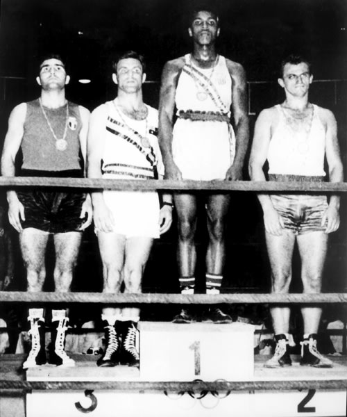 1960 holt Cassius Marcellus Clay, als der Muahammad Ali am 17. Januar 1942 in Louisville (Kentucky, USA) geboren wurde, in Rom die Goldmedaille bei den Olympischen Spielen.  