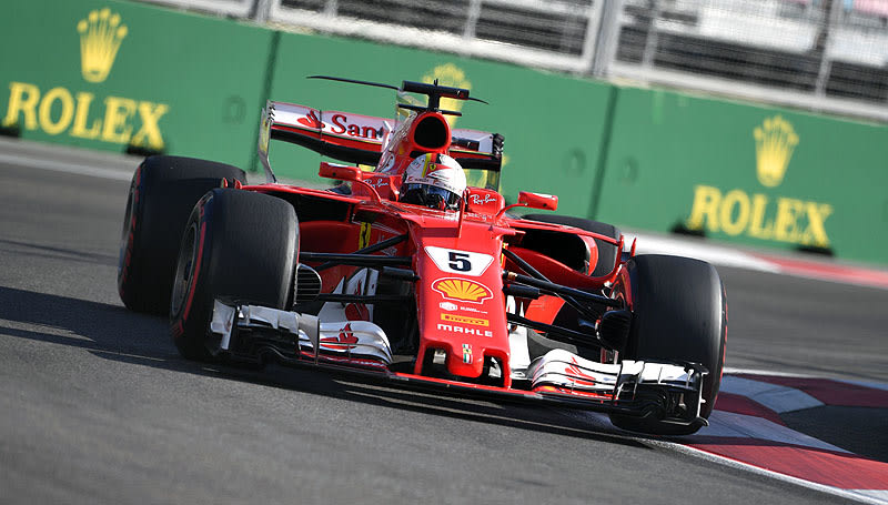 Sebastian Vettel sieht rot: Mit einem unerkl&#228;rlichen Rammsto&#223; gegen seinen gro&#223;en Rivalen Lewis Hamilton w&#228;hrend einer Safety-Car-Phase hat der Ferrari-Pilot den WM-Kampf in der Formel 1 eskalieren lassen.