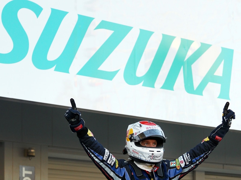 Jubelnd sch&#228;lte sich Sebastian Vettel unter einem gro&#223;en Suzuka-Schriftzug aus seinem Red Bull.