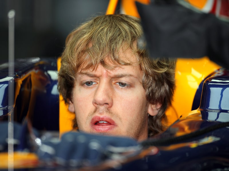 In Bahrain wurde Vettel von einer defekten Z&#252;ndkerze eingebremst und fiel in F&#252;hrung liegend auf Platz vier zur&#252;ck.